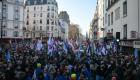  Paris’te gençlik örgütü üyeleri emeklilik reformuna karşı gösteri yaptı