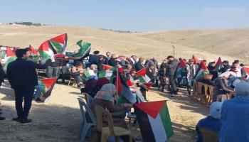 جانب من اعتصام عدد من الفلسطينيين ضد قرار هدم قرية الخان الأحمر