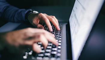 استخدام برامج الشات- أرشيفية