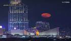 "القمر العملاق" يخطف الأنظار في سماء هونغ كونغ.. الأخير في 2023