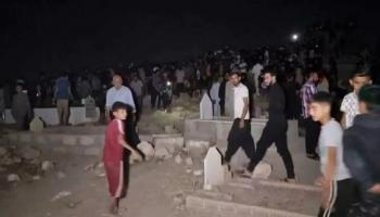 تجمع الأهالي حول المقبرة 
