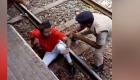 ببینید | لحظه معجزه آسای نجات یک مرد هندی؛ به زیر قطار درحال حرکت سقوط کرد!