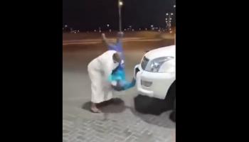 لقطة من فيديو الاعتداء على عامل البنزين