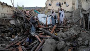 ناجون فوق منازلهم المدمرة بفعل زلزال أفغانستان
