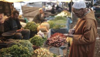 مواطن مغربي في أحد أسواق الخضر - أسوشيتد برس