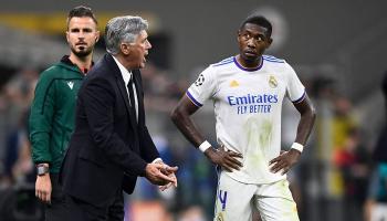 كارلو أنشيلوتي مدرب ريال مدريد مع ديفيد ألابا