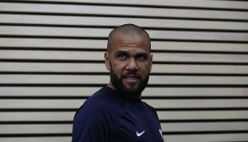 داني ألفيس نجم برشلونة السابق