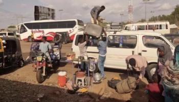 نازحون سودانيون هربا من العنف 