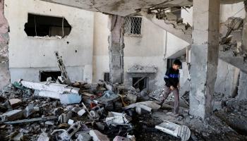 طفل فلسطيني داخل المسجد بعد قصفه