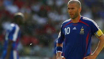 الفرنسي زين الدين زيدان بالقميص رقم 10