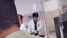 أخفى إصابته بالإيدز.. طبيب يضرب مريضا في غرفة العمليات (فيديو)