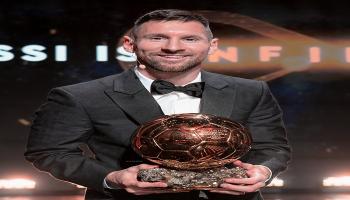 ليونيل ميسي يحمل الكرة الذهبية