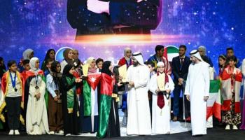 الشيخ محمد بن راشد آل مكتوم مع الفائزين بلقب تحدي القراءة العربي