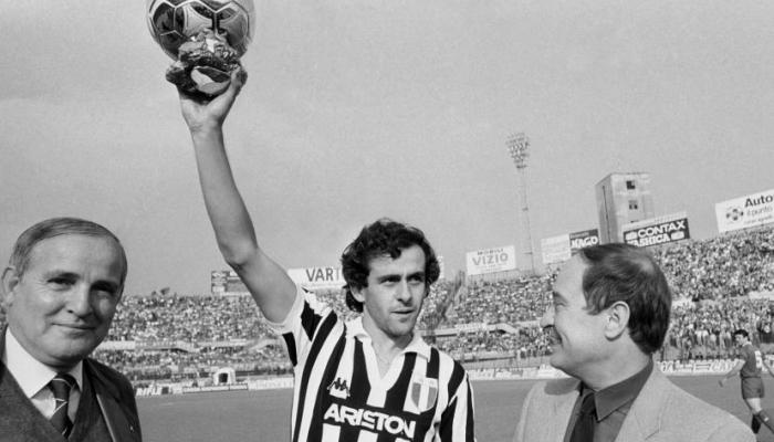 Michel Platini avec le ballon d'or