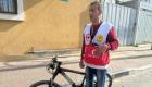 طبيب «على دراجة» يسكّن آلام أصحاب الأمراض المزمنة في غزة (خاص)