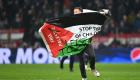 ببینید | این جیمی جامپ برای حمایت از فلسطین وارد زمین مسابقه لیگ اروپایی شد