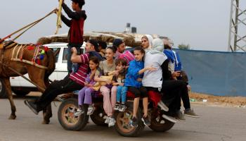نازحون فلسطينيون يتجهون جنوبا "رويترز"