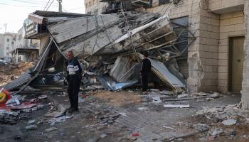 فلسطينيون يتفقدون الدمار بمخيم جنين