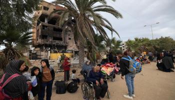 فلسطينيون فارون من القتال في غزة يسيرون على طريق صلاح الدين في منطقة الزيتون