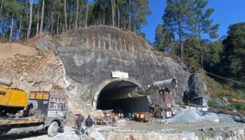 Premières images des 41 ouvriers bloqués 10 jours dans un tunnel en Inde.