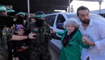 رهينة إسرائيلية أثناء عملية التبادل