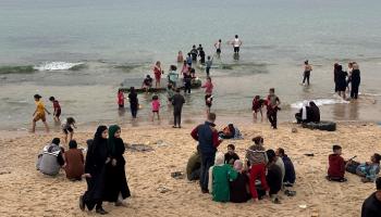 فلسطينيون على شاطئ بحر غزة - رويترز