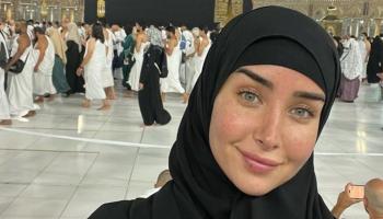 هنا الزاهد تؤدي مناسك العمرة 