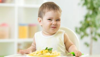 طفل يتناول وجبة غذائية