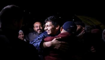 فرحة أحد الأسرى الفلسطينيين عقب إطلاق سراحه