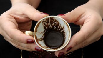 «تفل القهوة».. المفتاح لعلاج مرضين خطيرين