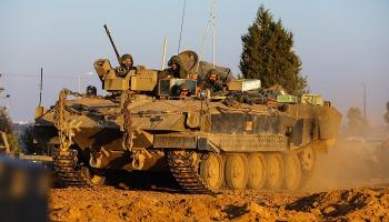 جنود إسرائيليون فوق دبابة قرب حدود غزة - رويترز
