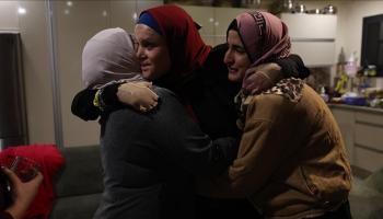 أسيرة فلسطينية محررة تحتضن أفراد أسرتها 
