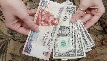 عملات ورقية فئة دولار أمريكي و200 جنيه - أرشيفية 