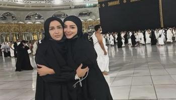 بسمة بوسيل ووالدتها في الحرم المكي
