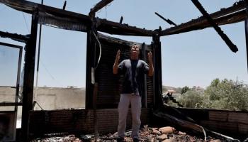 دبلوماسي أوروبي يتفقد منزلاً فلسطينيًا أحرقه مستوطنون بالضفة 