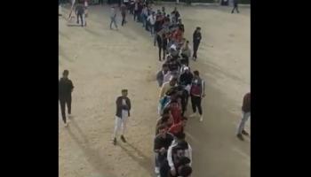 الشباب في انتظار الإدلاء بأصواتهم
