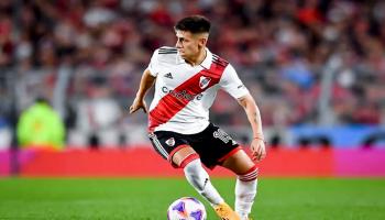 كلاوديو إيتشيفيري لاعب فريق ريفر بليت الأرجنتيني