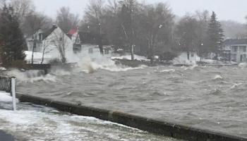 Le fleuve Kennebec à Madison, dans le Maine, déborde suite à une tempête puissante