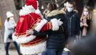  Le Père Noël salue petits et grands au marché de Noël de la Tour Eiffel