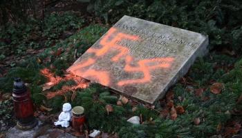 الصليب المعقوف على قبر المستشار السابق 