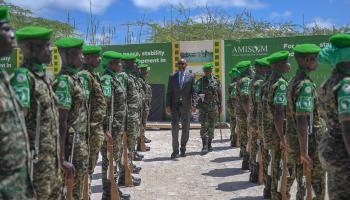 عبد القادر محمد نور، وزير الدفاع الصومالي، يتفقد الجنود العاملين في «أتميس»
