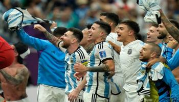 ليونيل ميسي وإنزو فرنانديز - منتخب الأرجنتين