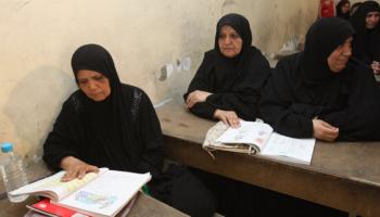 نساء كبار بالعمر في صف دراسي لمحو الأمية بالعراق - أرشيفية