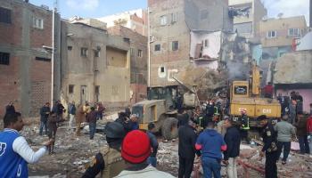 فرق الإنقاذ تبحث عن مفقودين تحت الأنقاض