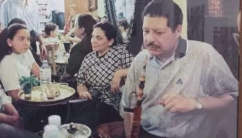 العالم الراحل أحمد زويل ممسكا بالشيشة