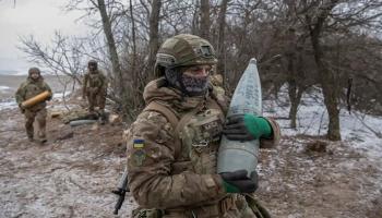 جنود أوكرانيون يستعدون لإطلاق النار بالقرب من باخموت في منطقة دونيتسك