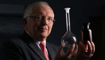 هاتون حاملا قنينة الزيت