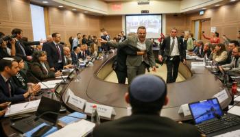 لحظة إخراج نائب معارض من اجتماع لجنة الدستور بالكنيست