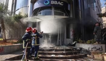 رجال الإطفاء يرشون الماء على بنك BBAC محترق خلال احتجاجات بيروت  - رويترز