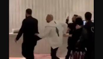 لحظة دفع حارس إليسا الشخصي للمعجب